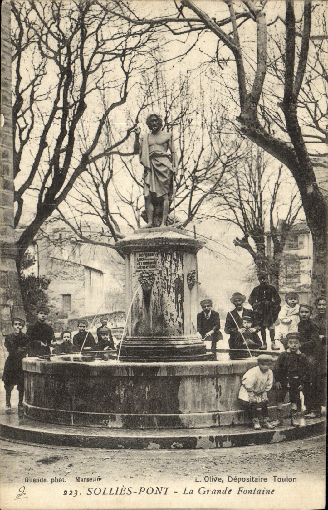 CPA Sollies Pont La Grande Fontaine Enfants