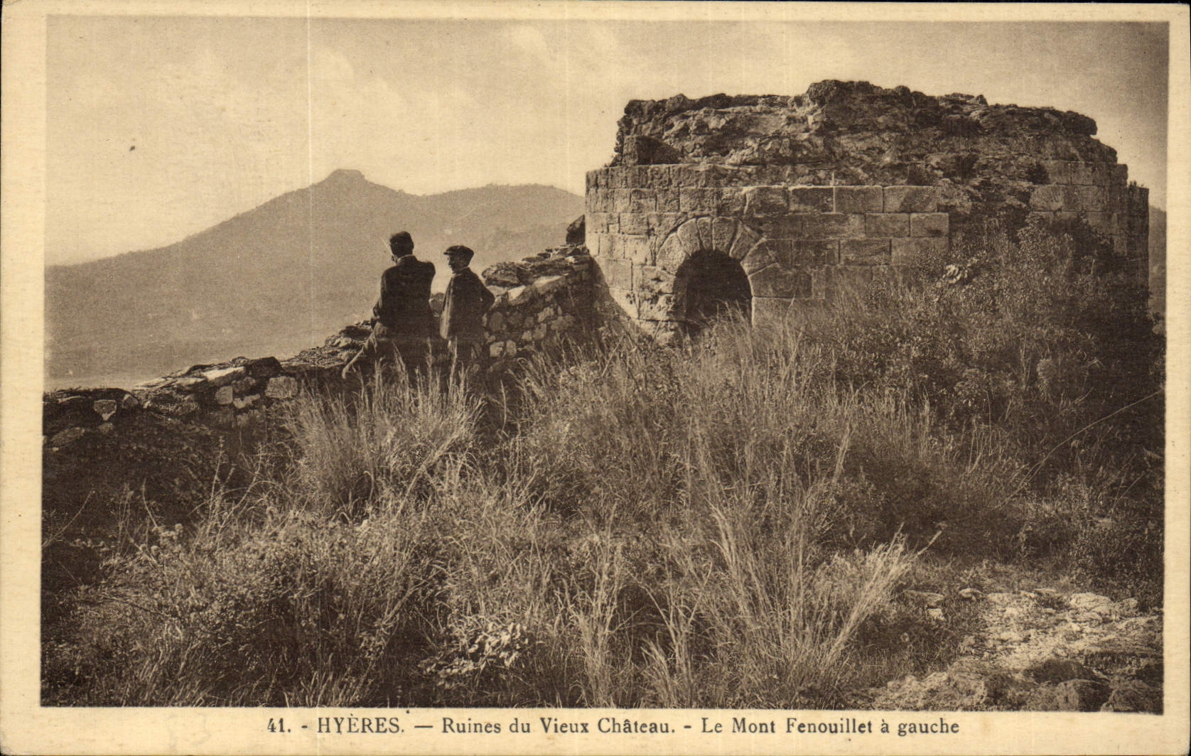 CPA Hyeres Ruines du Vieux Chateau Le Mont Fenouillet a Gauche