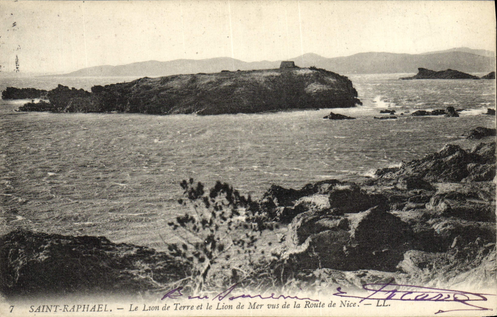 Saint-Raphaël — Le Lion de Terre et le Lion de Mer vus de la Route de Nice — LL