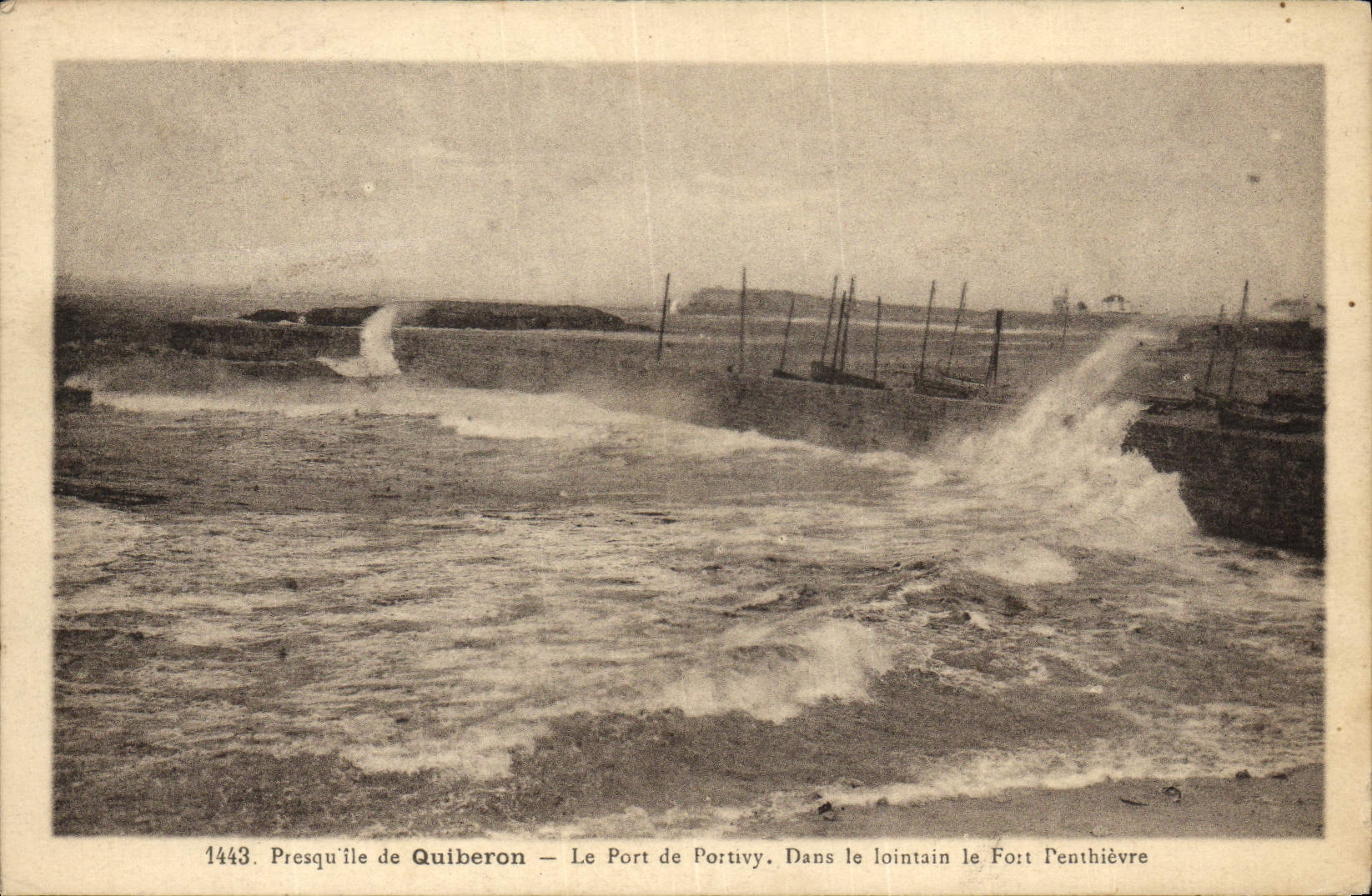 Presqu'île de Quiberon — Le Port de Portivy — Dans le lointain le Fort Penthièvre — Éditeur : 14443