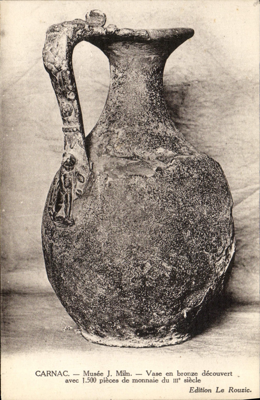 Carnac — Vase en bronze découvert avec 1.500 pièces de monnaie du IIIe siècle — Musée J. Miln — Édition Le Rouzic