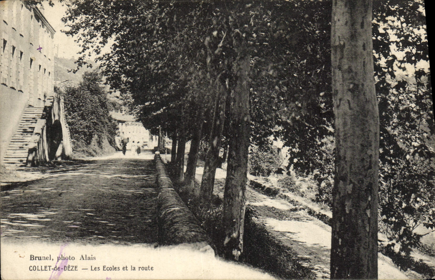 COLLET-de-DÉZE — Les Ecoles et la route — Brunel, photo Alais