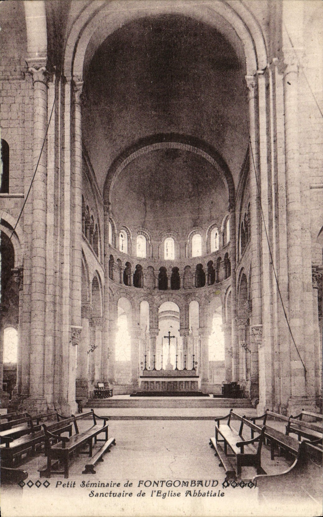 Petit Séminaire de FONTGOMBAUD — Sanctuaire de l'Église Abbatiâle — Photo Maupuit