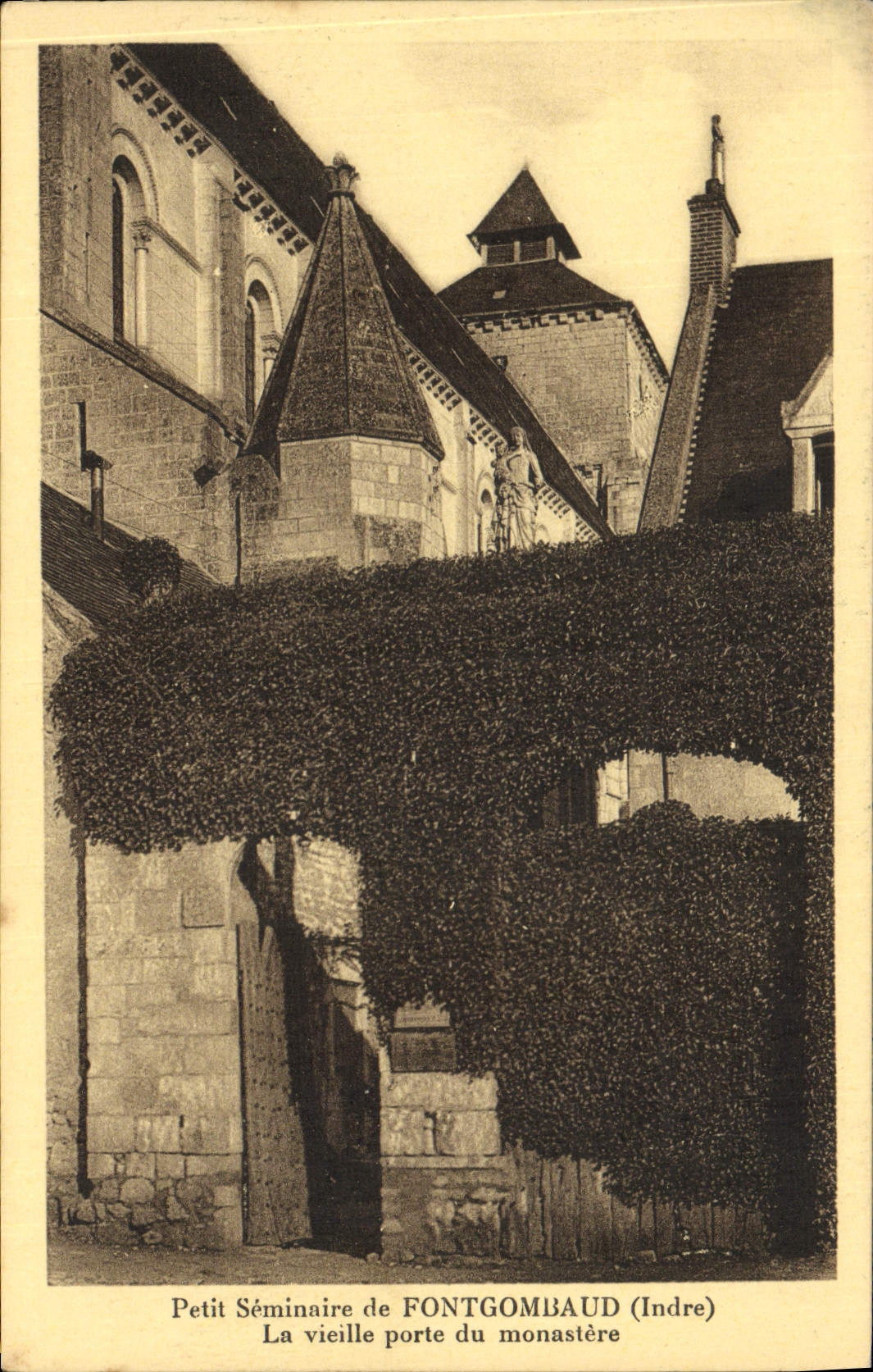 CPA Petit Seminaire De Fontgomaud La Vieille Porte Du Monastere