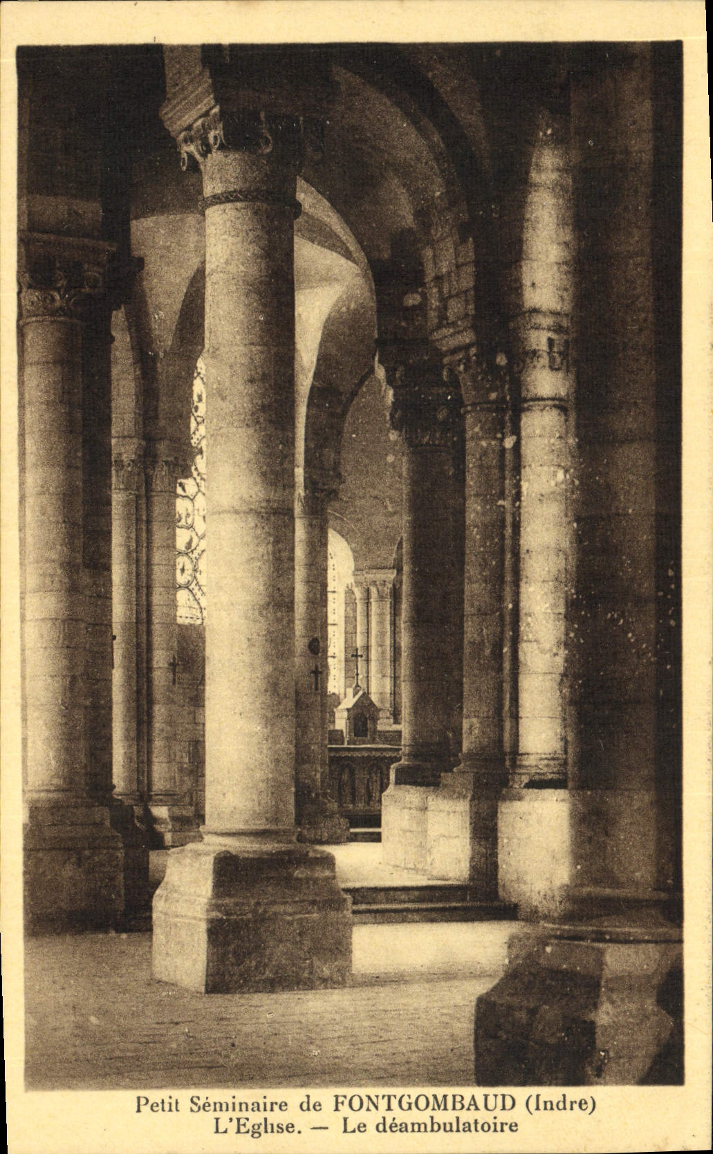 L'Église — Le déambulatoire — Petit Séminaire de FONTGOMBAUD (Indre)