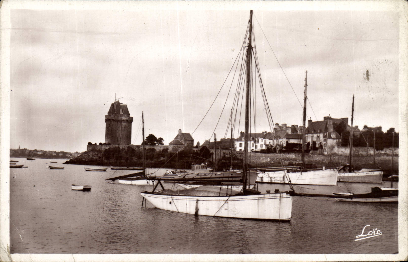 CPA Cote d'Emeraude Saint Servan sur Mer Le Port Et La Tour Solidor Bateau