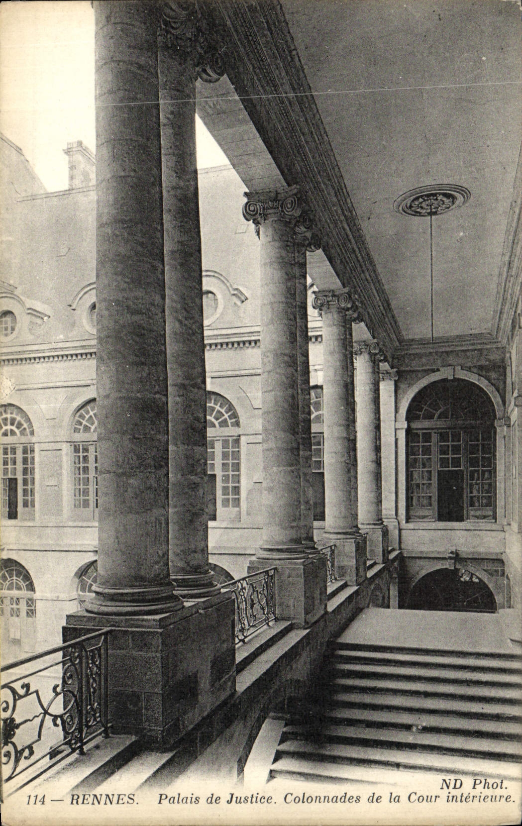Rennes — Palais de Justice. Colonnades de la Cour intérieure — ND Phot.