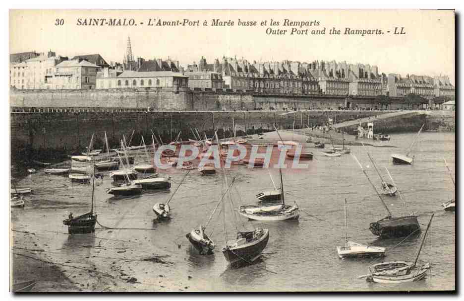 SAINT-MALO - L'Avant-Port à Marée basse et les Ramparts - LL