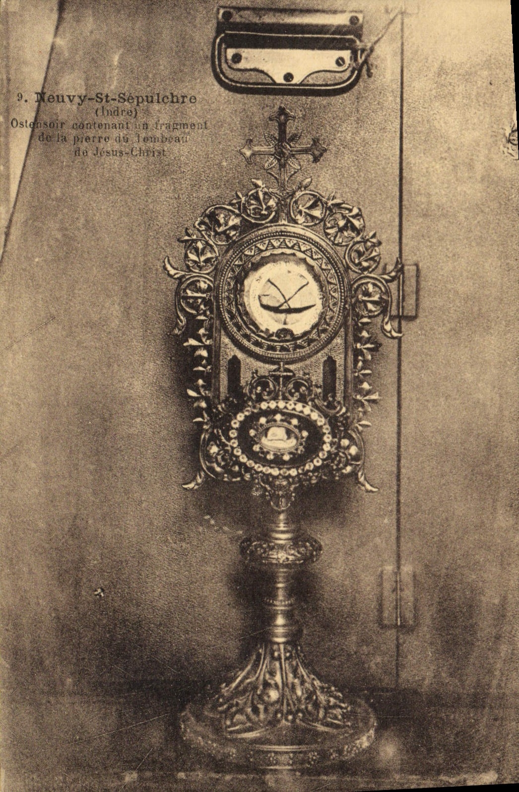 Neuwy-St-Sépulchre (Indre) — View of an ostensorium containing a fragment of the stone of Jesus Christ's tomb — CPAPHIL