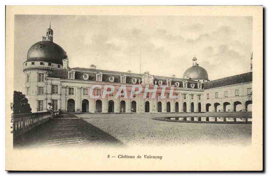 Château de Valençay — vue du cour intérieur avec bassin — B. F. Paris, n°8