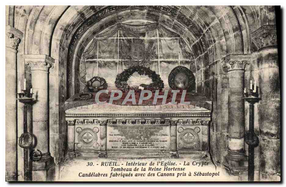 CPA Rueil Interieur De l'Eglise La Crypte Tombeau De La Reine Hortense Candelabres fabriques avec des canons pris a Seba