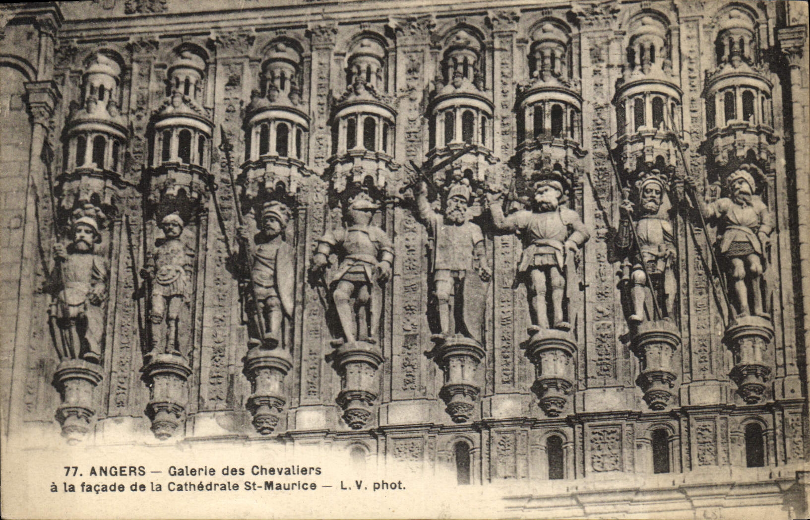 CPA Angers Galerie Des Chevaliers A La Facade La Cathedrale St Maurice