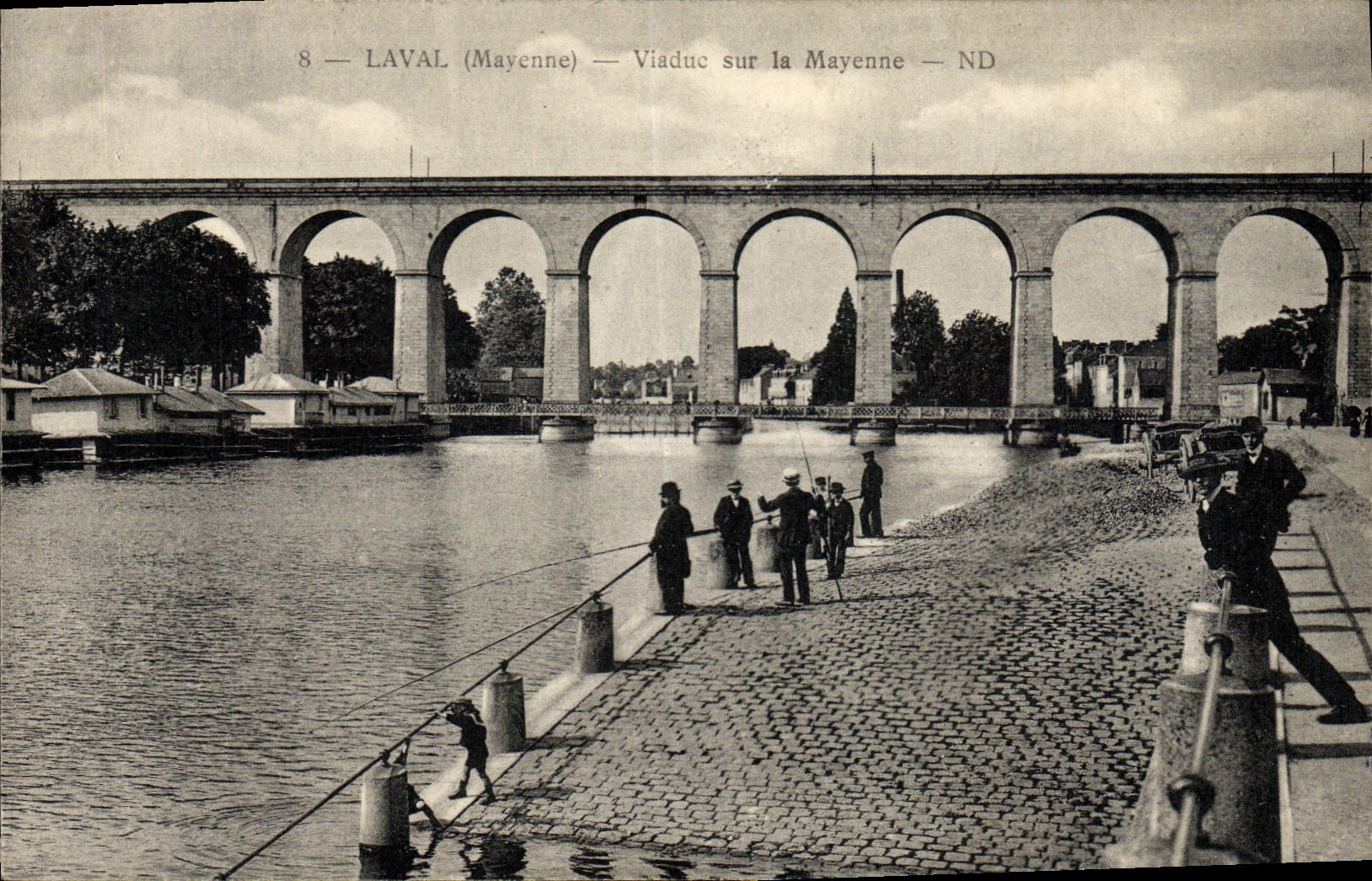 CPA Laval Viaduc Sur La Mayenne Peche pecheur