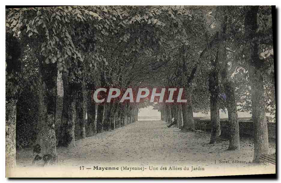 CPA Mayenne Une Des Allees Du Jardin