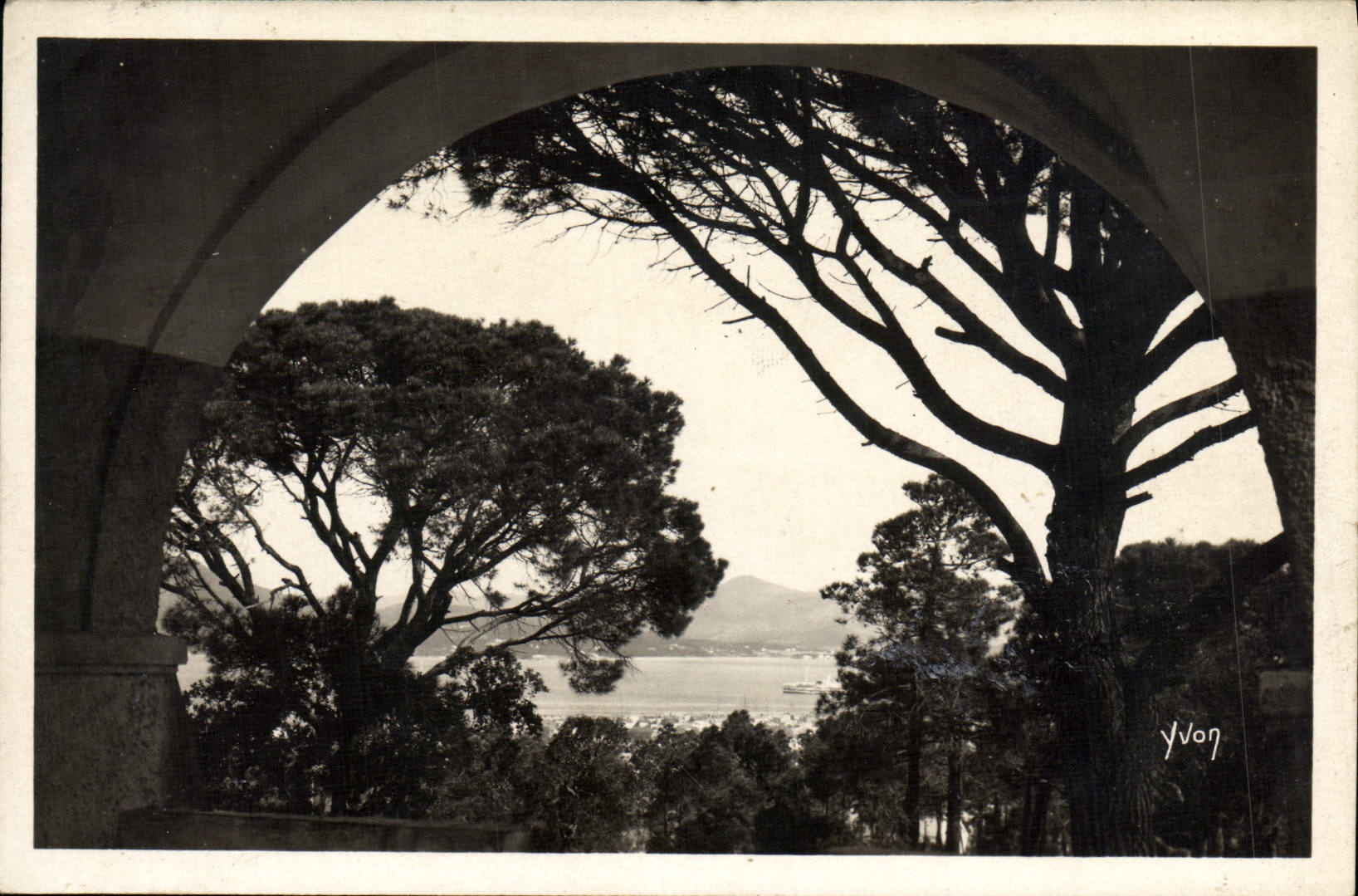 Saint-Tropez — Un coin du Golfe vu de Ste-Barbe — Éditions d'Art Yvon, Paris