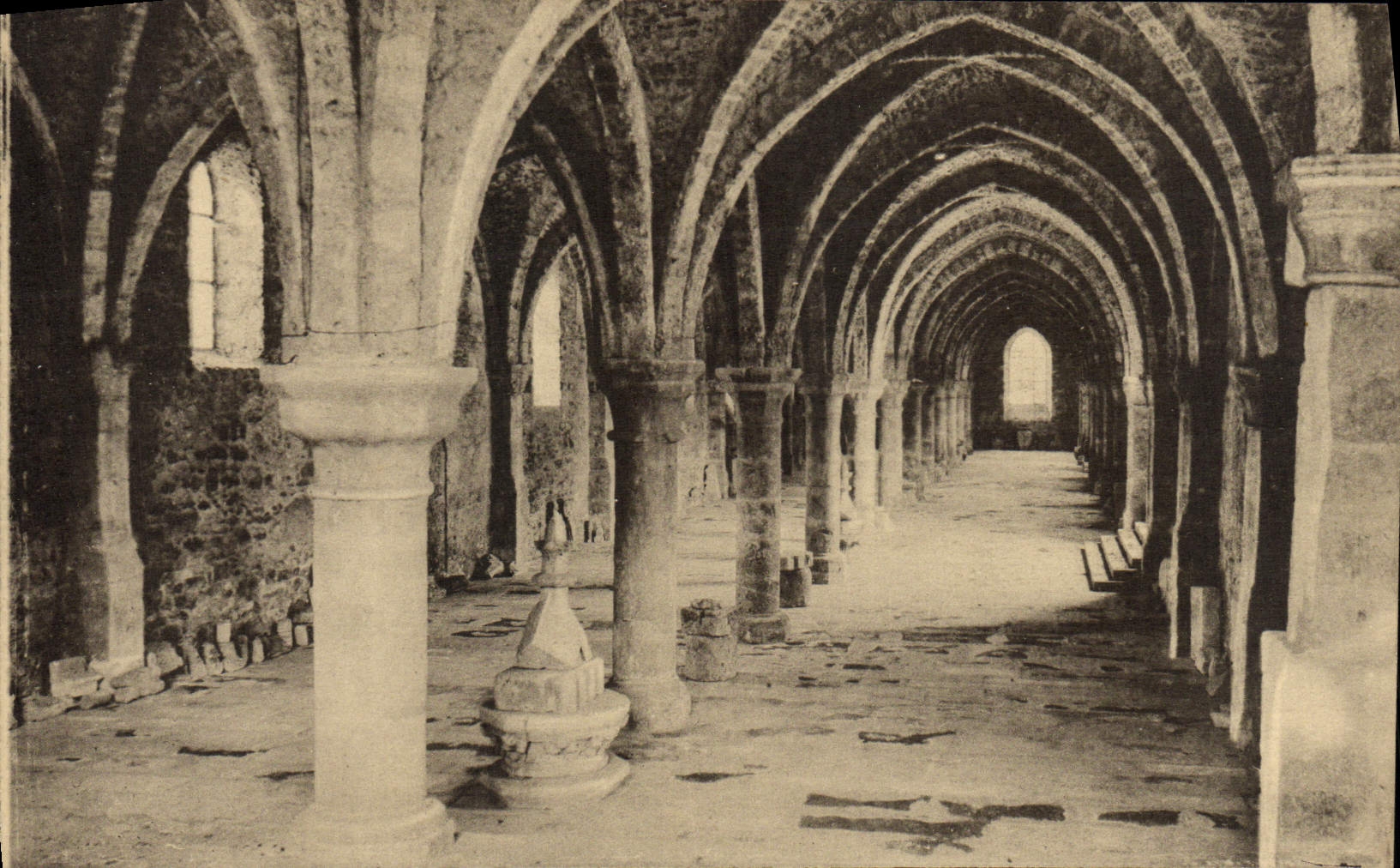 CPA Abbaye Des Vaux De Cernay Le Promenoir Des Moines