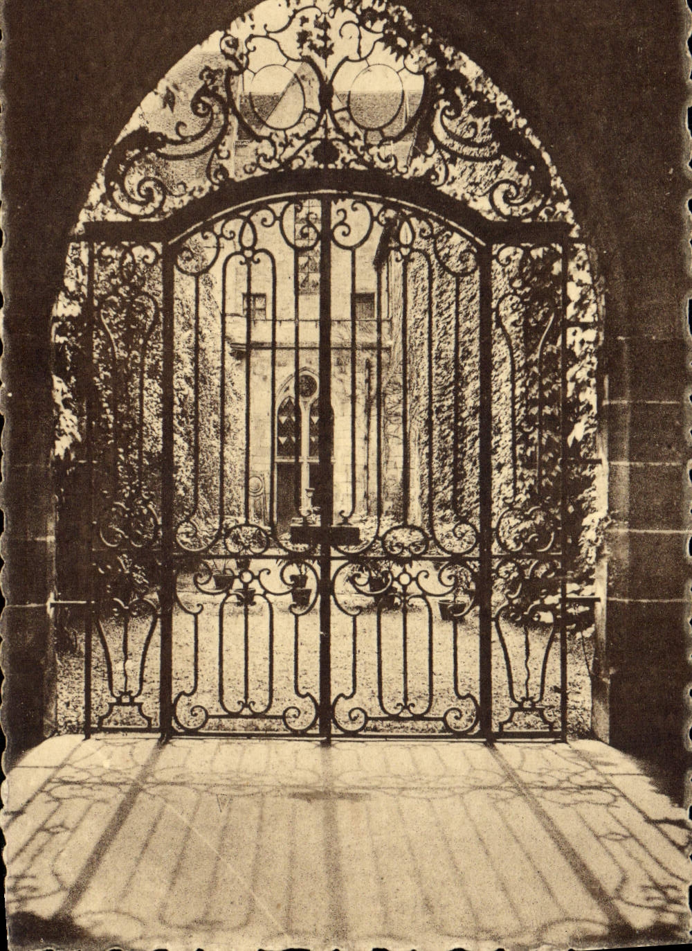 Cour de la Maison des Hôtes — Abbaye de Reulement — Éd. G. Lartigot, Vannes (S.-et-O.)