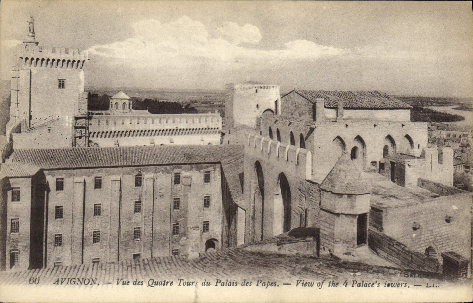 CPA Avignon Vue des Quatre Tours du Palais des Papes