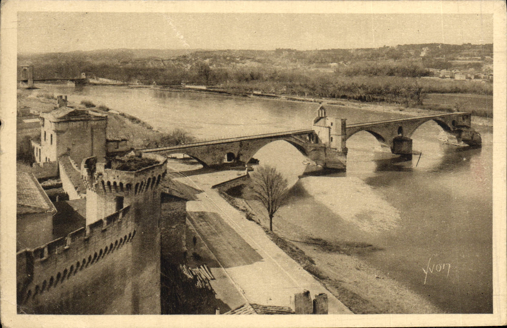 CPA Avignon Vue generale sur la rive droite du Rhone 
