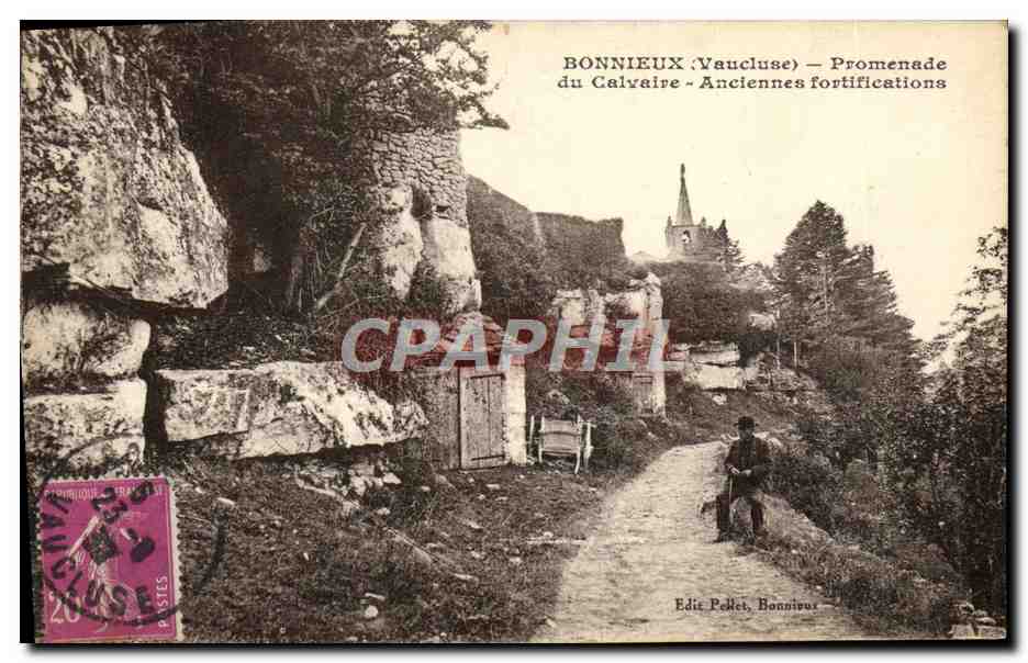 BONNIEUX (Vaucluse) — Promenade du Calvaire — Anciennes fortifications
