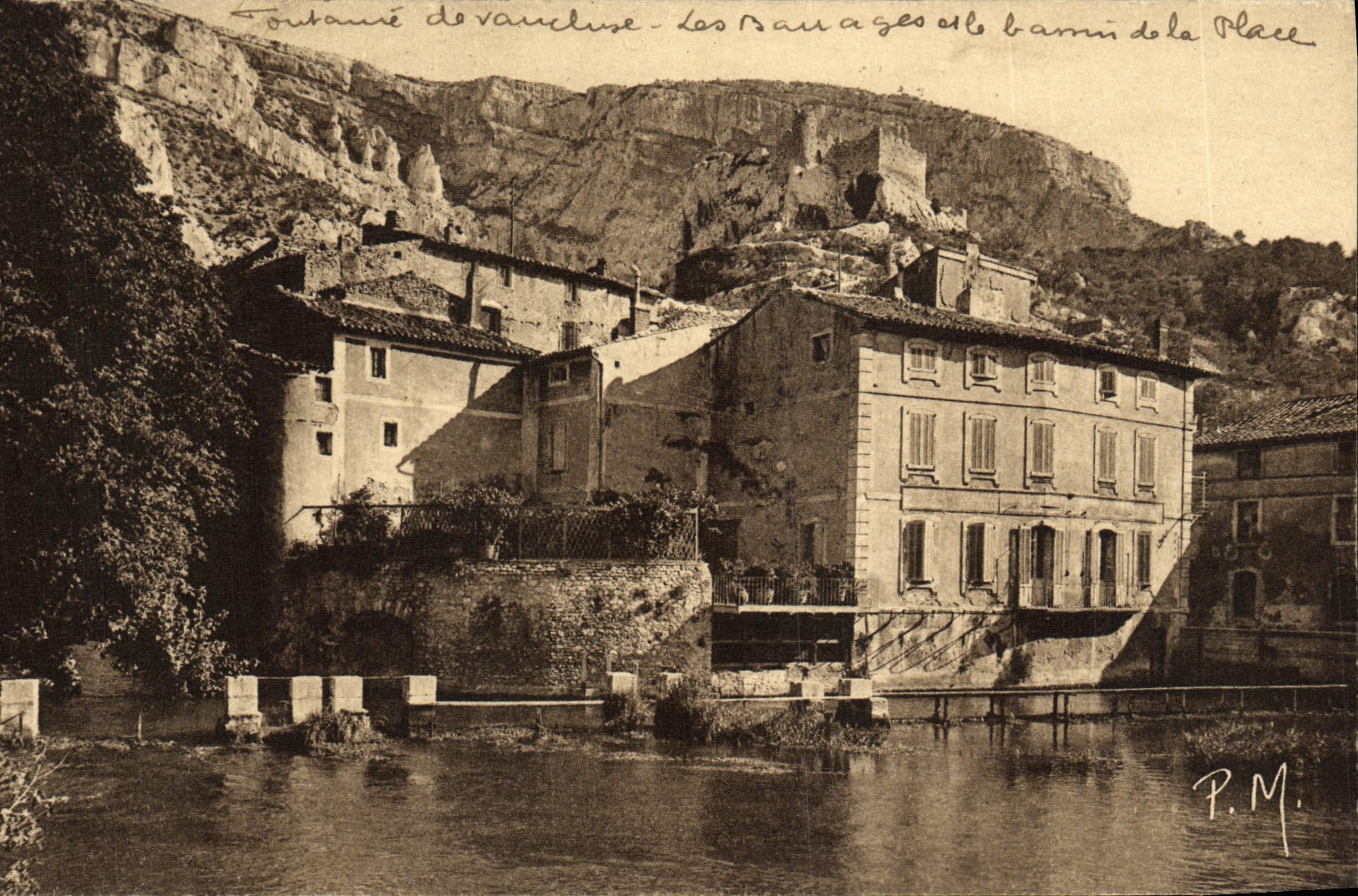 CPA Fontaine de Vaucluse Les barrages et le bassin de la place 