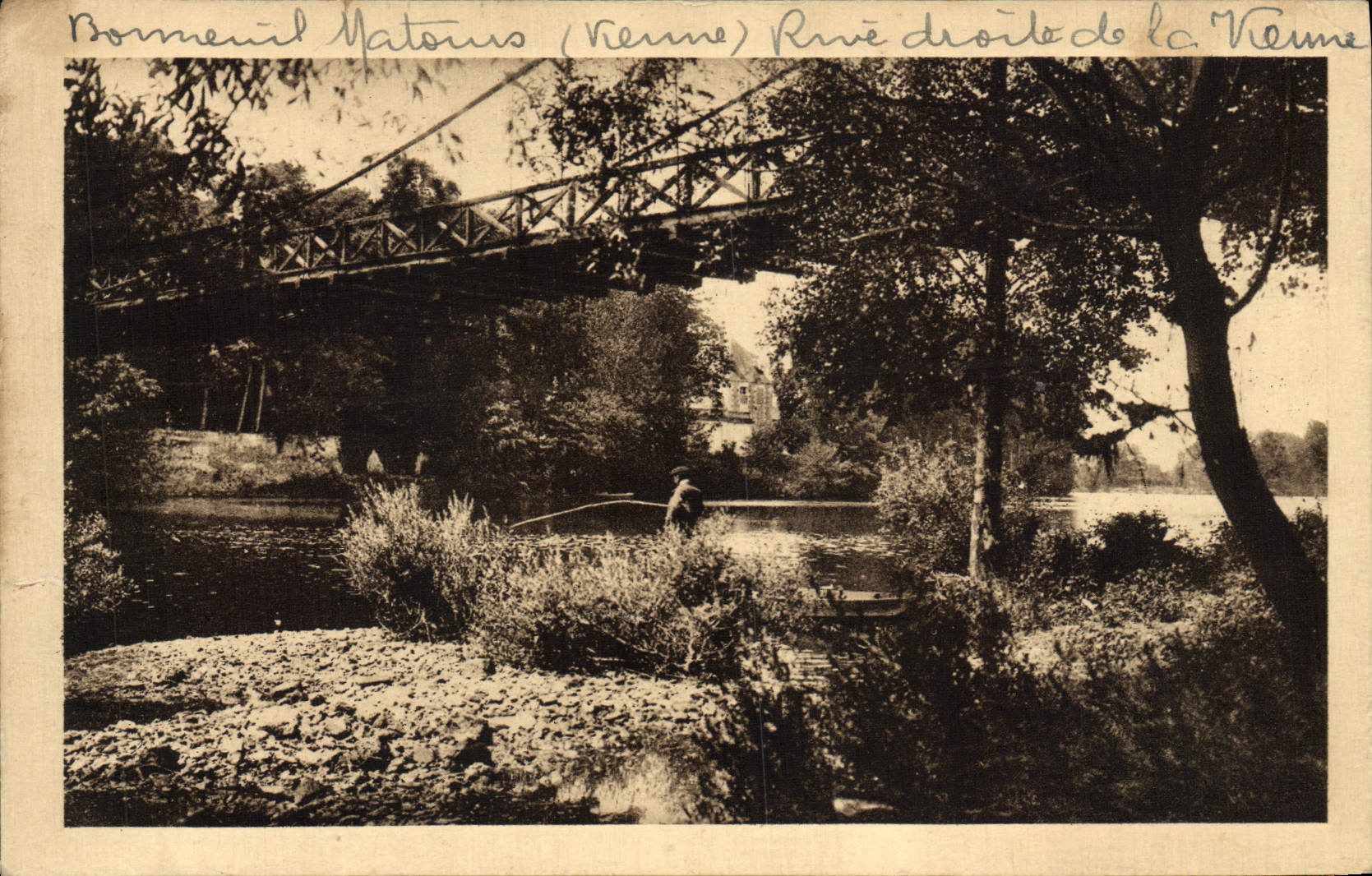 CPA bonneuil Matours Le pont suspendu Rive droite de la Vienne Peche Pecheur