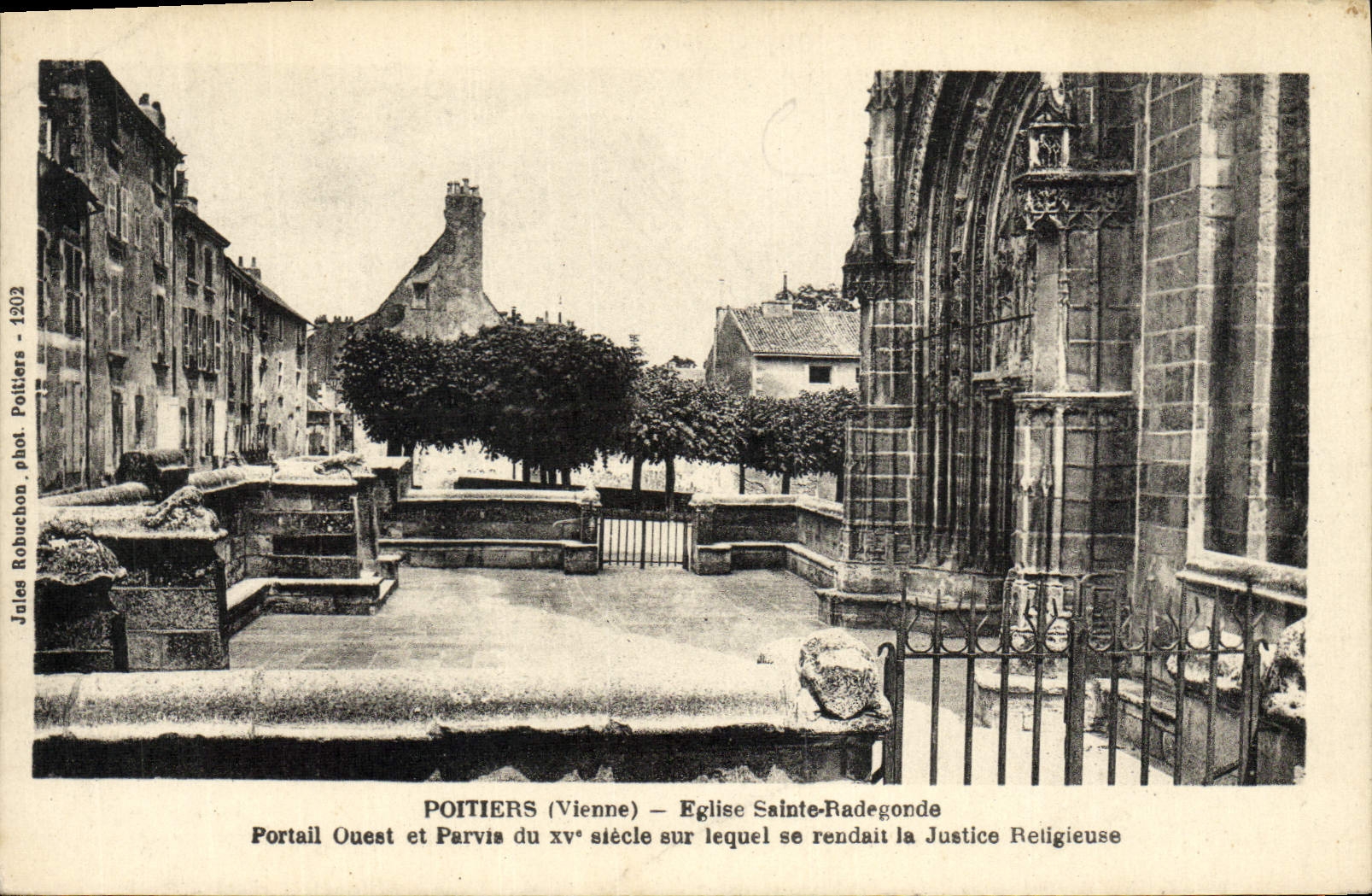 Poitiers (Vienne) — Portail Ouest et Parvis de l'église Sainte-Radegonde du XVᵉ siècle, lieu de la Justice Religieuse — Jaïles Robuchon, n°1202