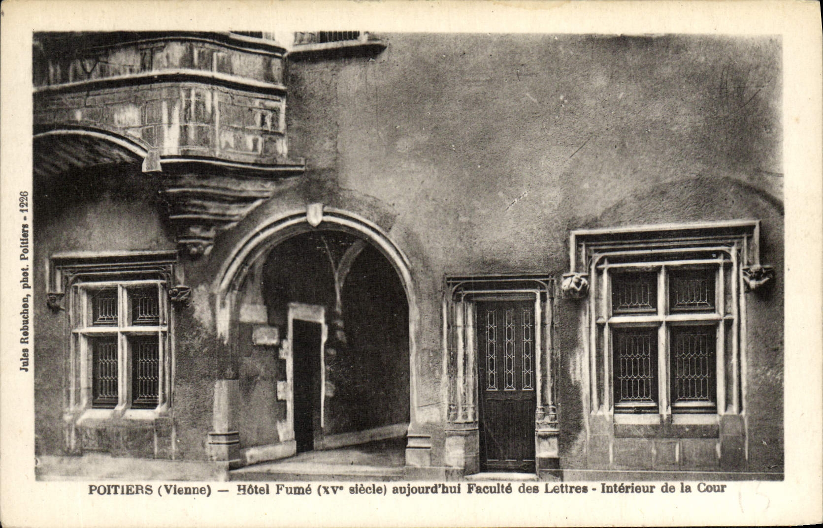 Poitiers (Vienne) — Hôtel Fumé (xv° siècle) aujourd'hui Faculté des Lettres — Intérieur de la Cour — Jules Rebuchon, phot. Poitiers - 1926
