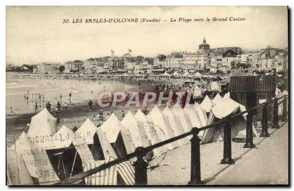 CPA Les Sables D'Olonne La Plage Vers le Grand Casino