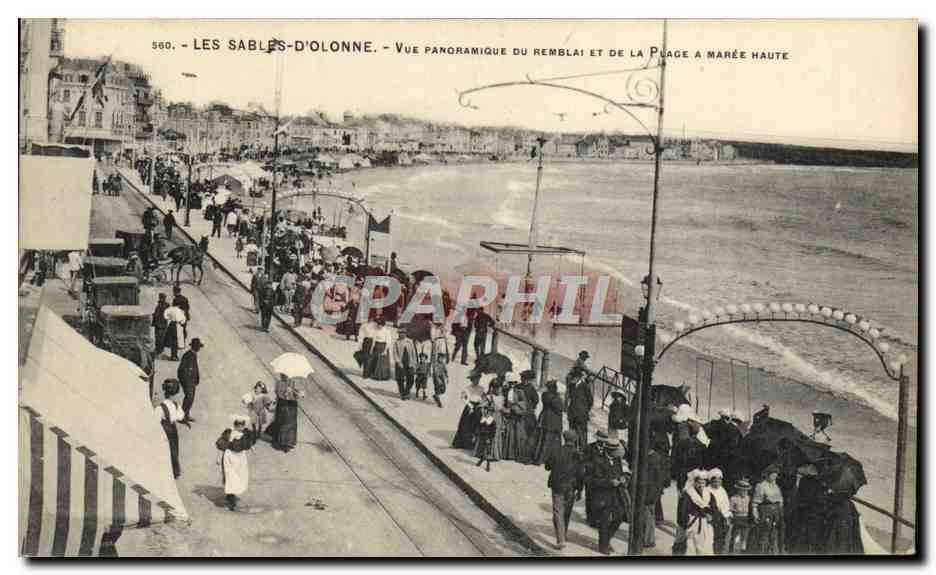 CPA Les Sables D'Olonne Vue Panoramique Du Remblai et de la plage a maree haute 