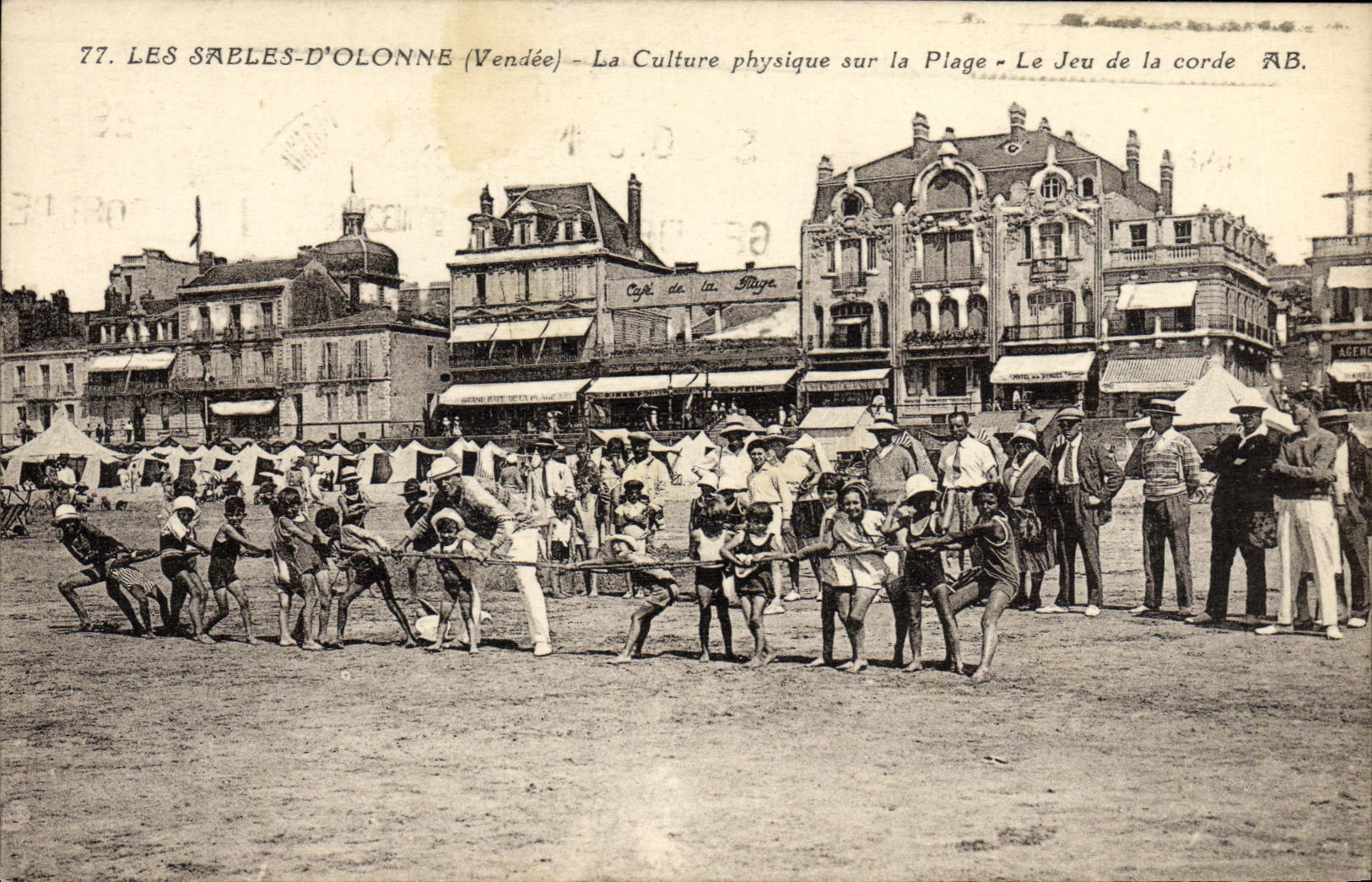 Les Sables-d'Olonne (Vendée) — La Culture physique sur la Plage — Le Jeu de la corde — AB.