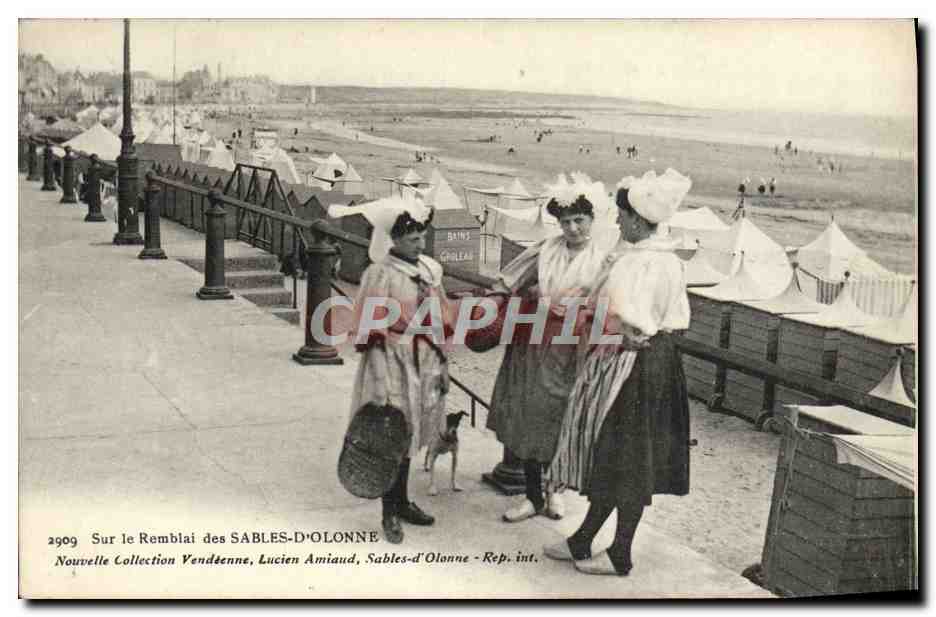 CPA Les Sables D'Olonne Sur le remblai Folklore Costume
