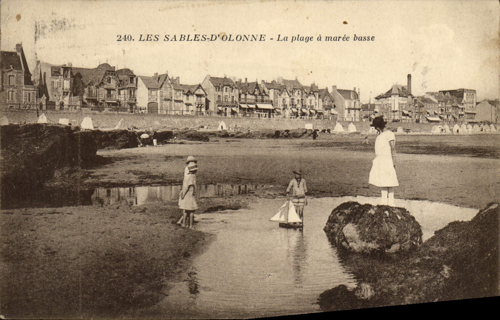 Les Sables-d'Olonne - La plage à marée basse — J. Nozais, éditeur, n° 240