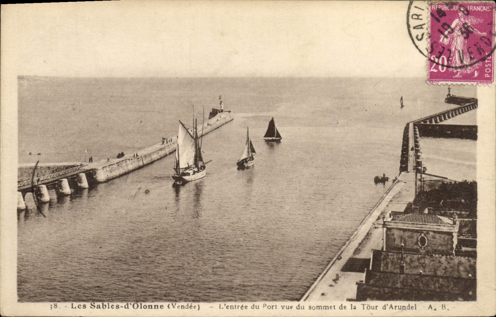 Les Sables-d'Olonne (Vendée) — L'entrée du Port vue du sommet de la Tour d'Arundel — A. B.