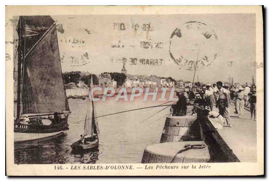 CPA Les Sables D'Olonne Les pecheurs sur la jetee Bateau Peche Pecheur
