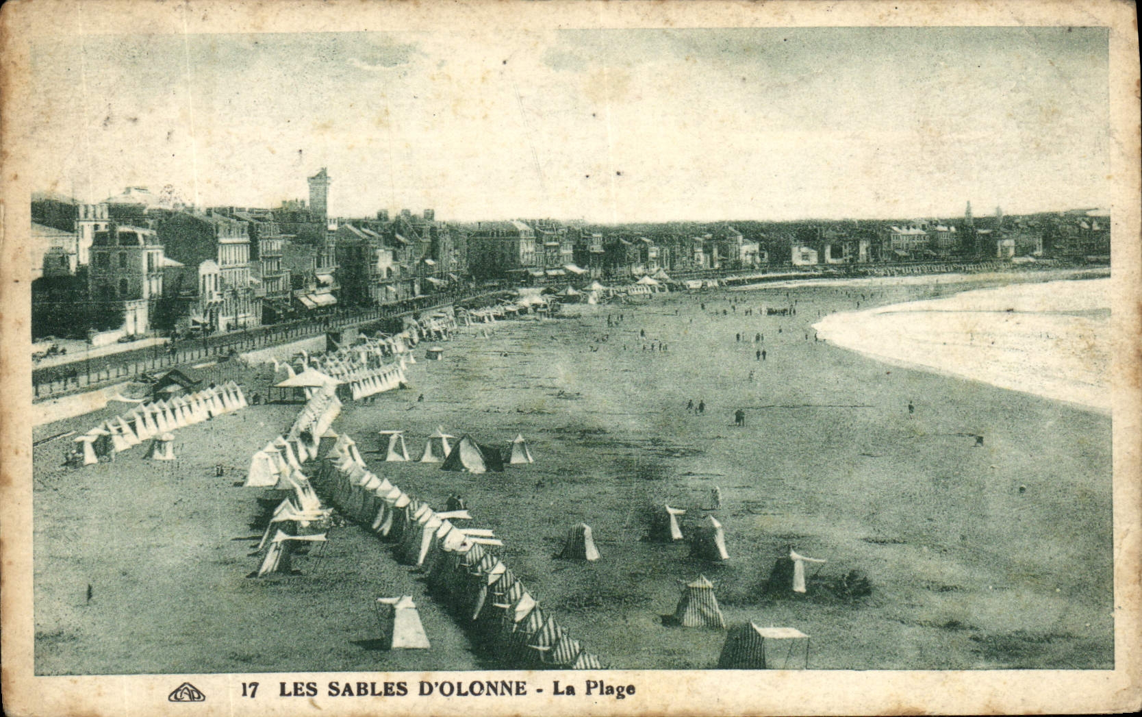 Les Sables d'Olonne - La Plage — vue panoramique de la plage avec cabines de plage et bâtiments côtiers — éditeur Przezau, n°17