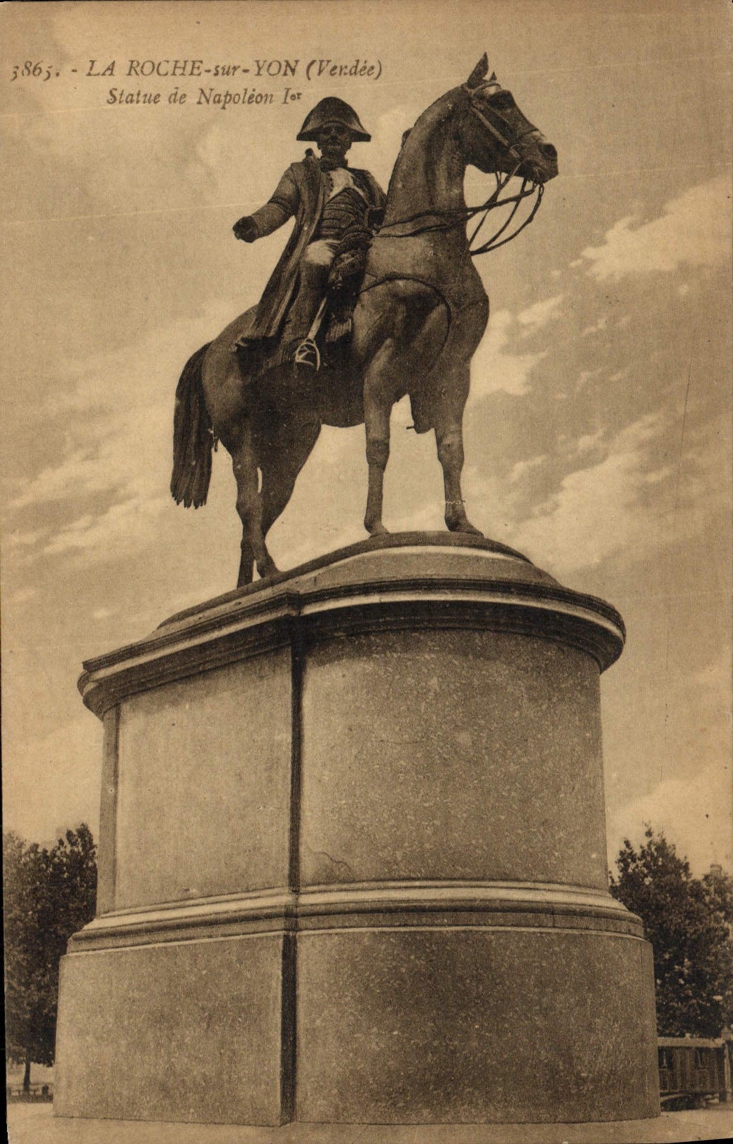 CPA La Roche sur Yon Statue de Napoleon 1er