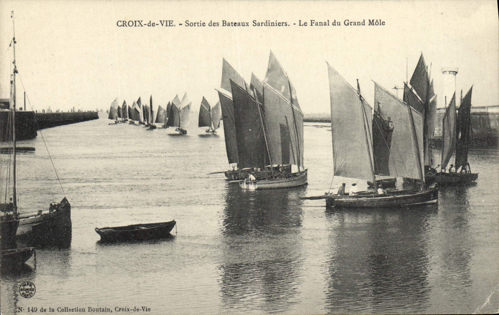 CPA Saint Croix de Vie Sortie des Bateaux Sardiniers le fanal du grand Mole Bateaux