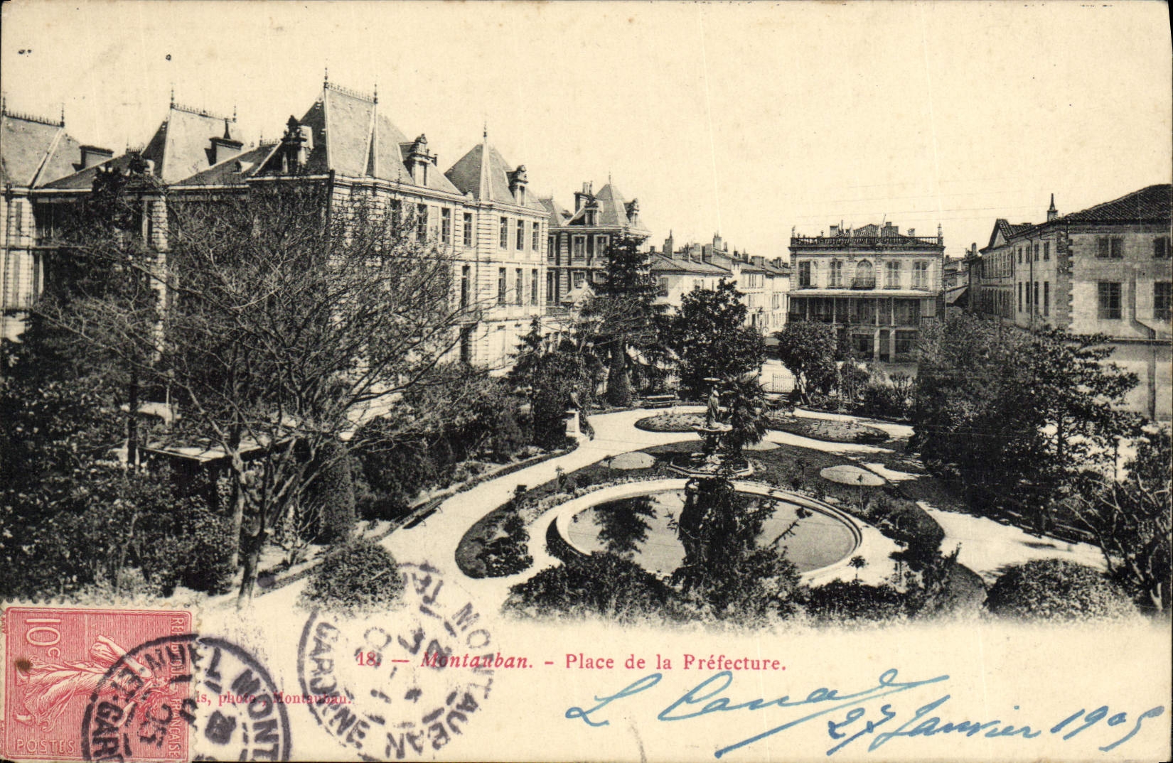 Montauban - Place de la Préfecture — vue de la place avec fontaine et bâtiments — photo L. Canale, n°18