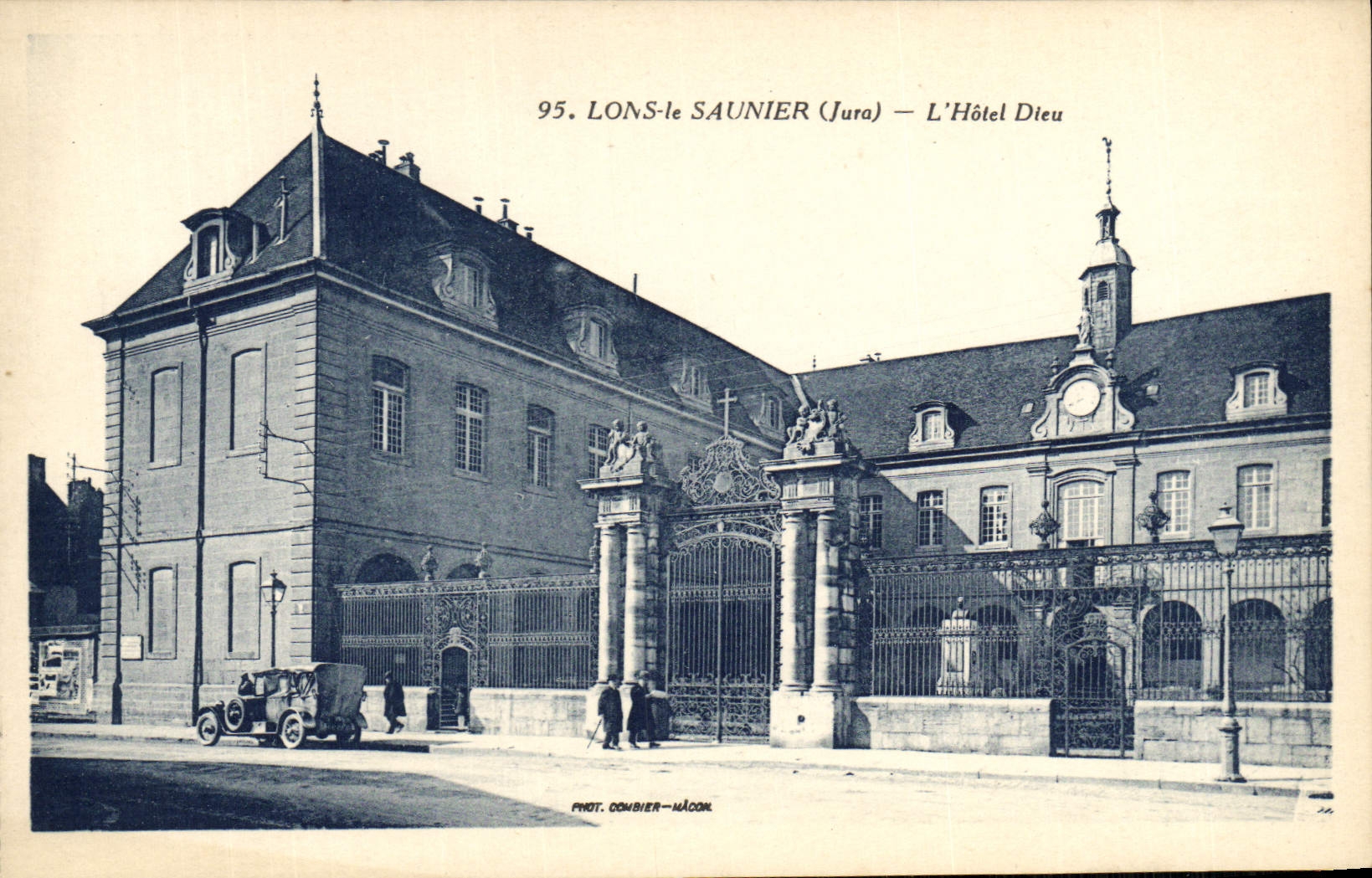 Lons-le-Saunier (Jura) — L'Hôtel Dieu — Phot. Combier-Maçon