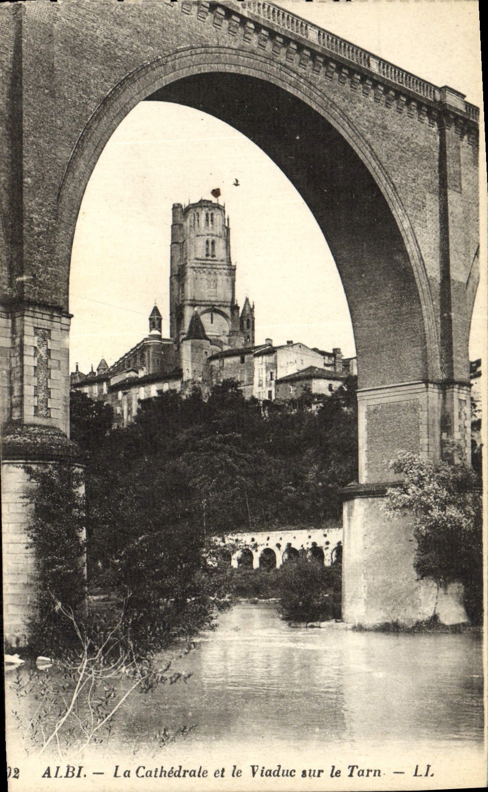 Albi — La Cathédrale et le Viaduc sur le Tarn — L.L. — n° 02