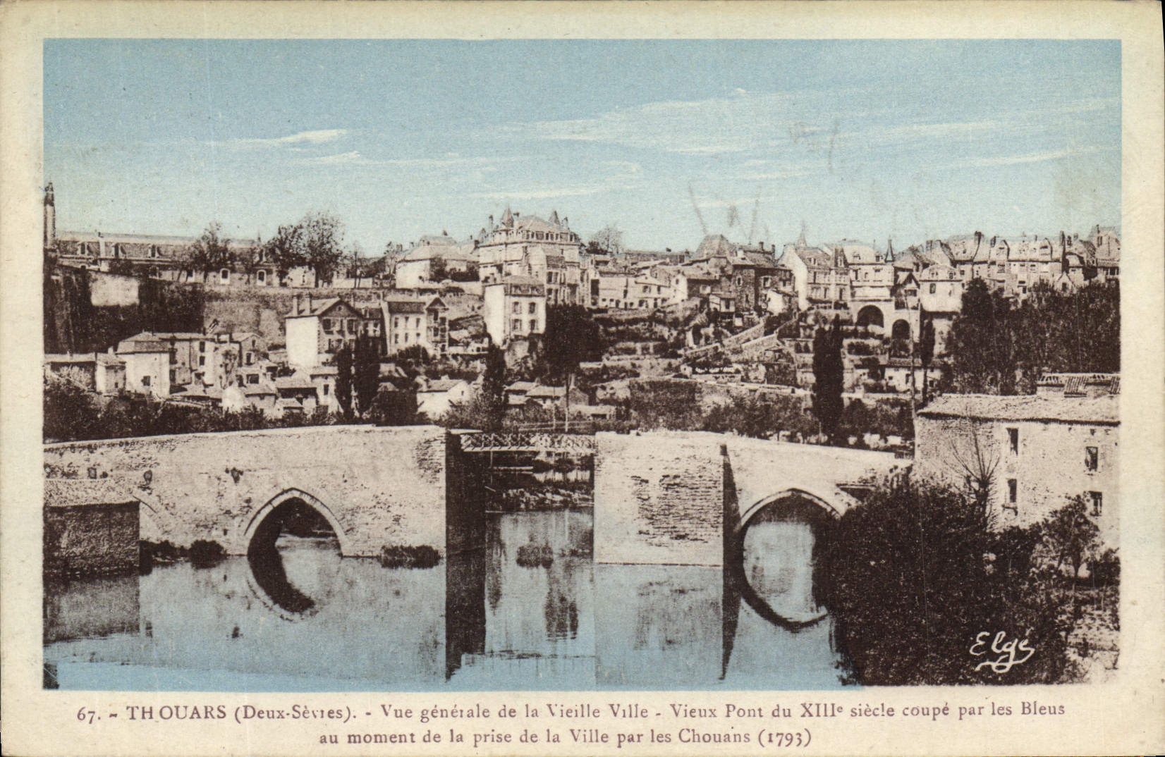 Thouars (Deux-Sèvres) — Vue générale de la Vieille Ville - Vieux Pont du XIIIe siècle coupé par les Bleus (1793) — Elgs