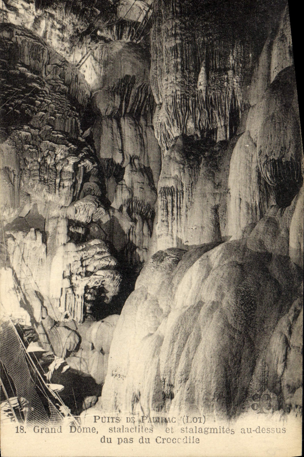 Puits de Paderac (Lot) — Großer Dôme, Stalaktiten und Stalagmiten über dem Schritt des Krokodils — n°18