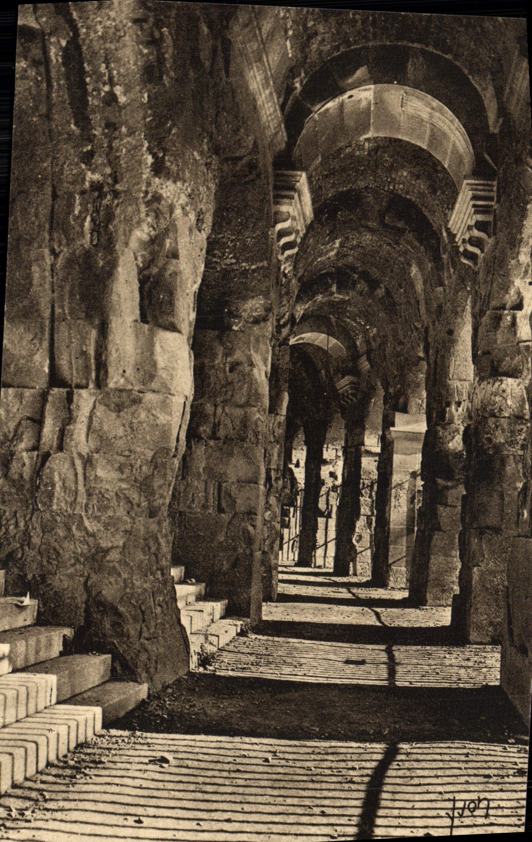 Nîmes (Gard) — Galerie um die Arenen — Editions d'Art Yvon
