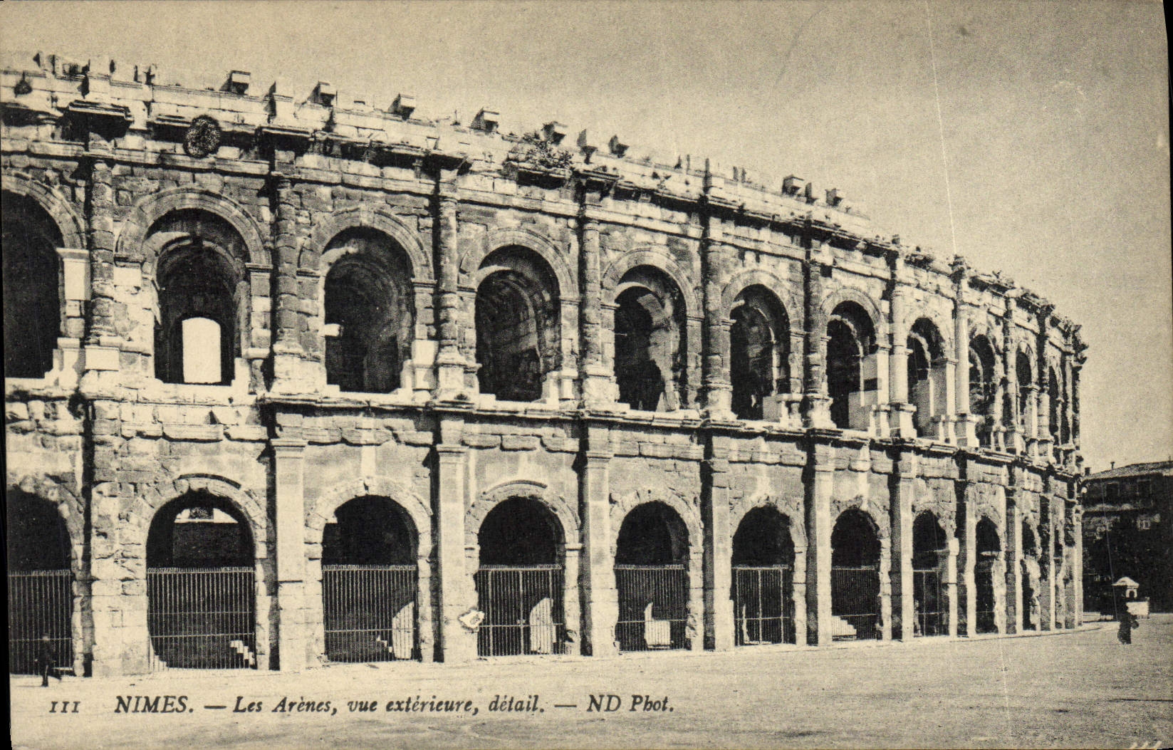 Nîmes — Les Arènes, vue extérieure, détail — ND Pbot.