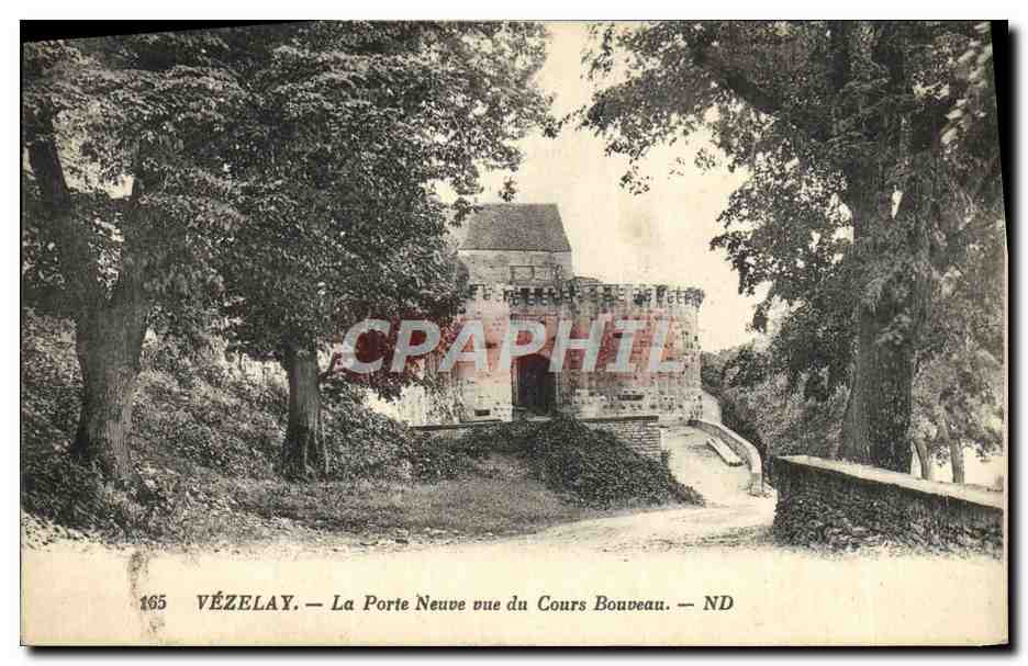 VÉZELAY — La Porte Neuve aus dem Cours Bouveau gesehen — ND