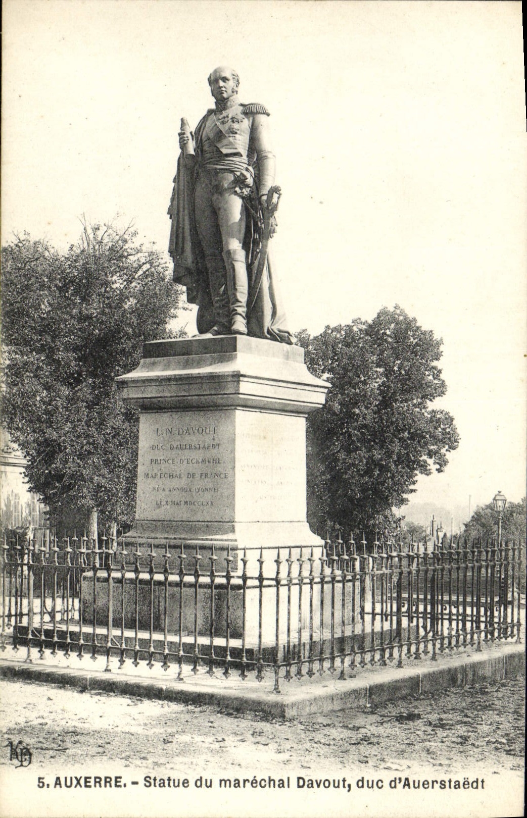 CPA Auxerre Statue Du Marchal Davout Duc d'Auerstaedt