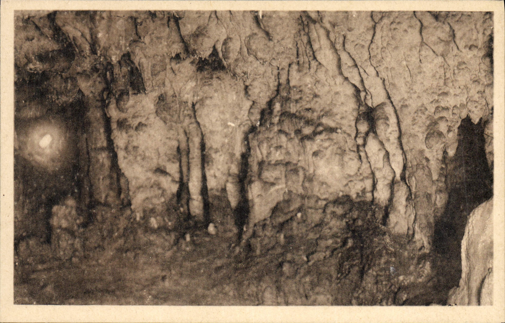 Les Mille Colonnes — Grottes d'Arcy-sur-Cure (Yonne) — A. Joublin