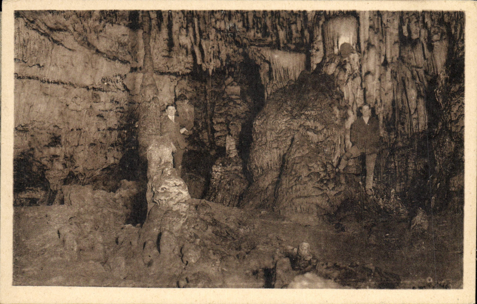 Grottes d'Arcy-sur-Cure — Salon Gothique — A. Joublin