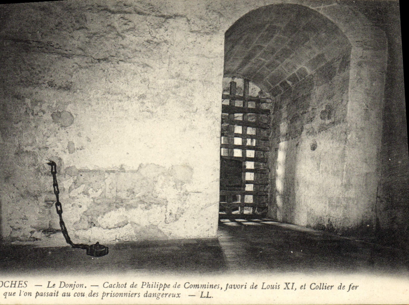 CPA Loches Le Donjon Cachot De Philippe De Commines favori De Louis XI et collier de fer 